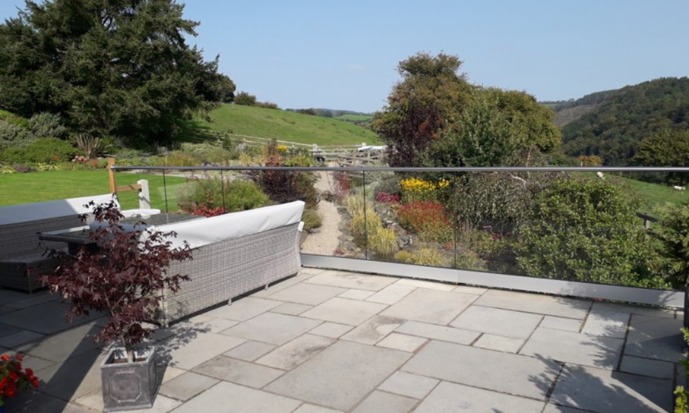 What height should a glass balustrade be?