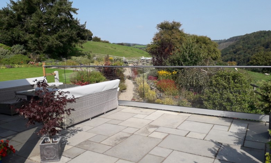 What height should a glass balustrade be?