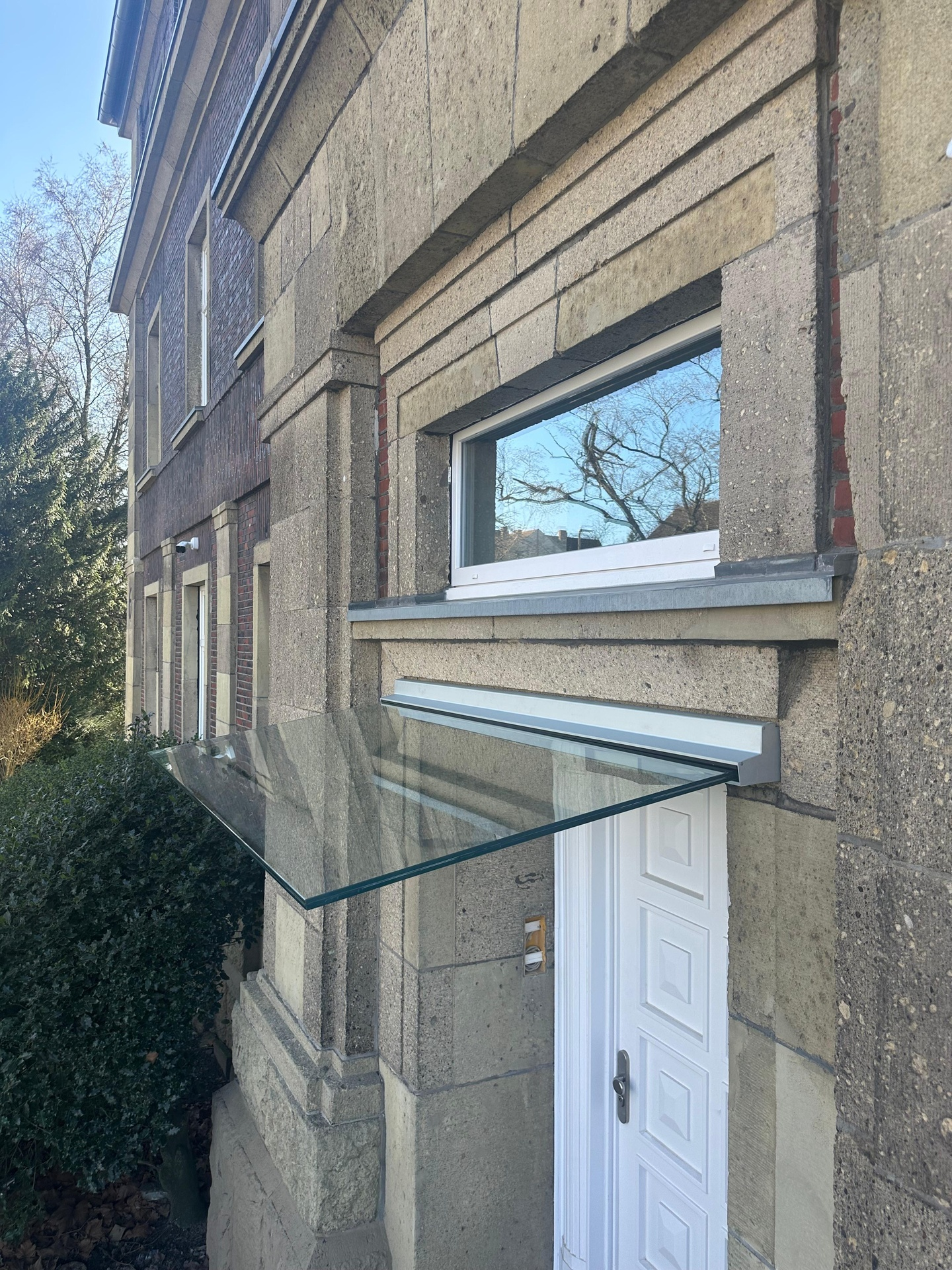 Airforce Cantilever Glass Canopy